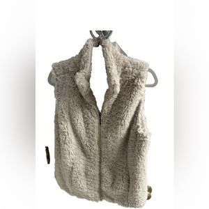 Erin London White faux fur Sherpa vest . Size Large